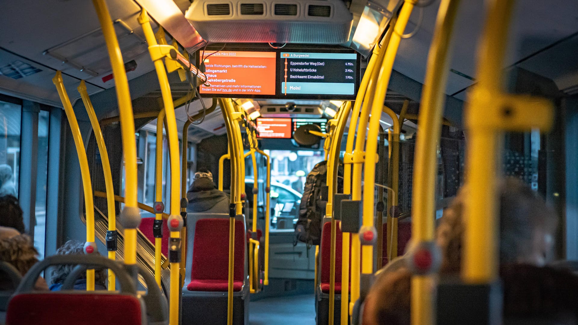 Ein Bus der Hamburger Verkehrsbetriebe (Symbolbild): Mit einer Guthabenkarte können Fahrgäste zukünftig bezahlen. Ein Bus der Hamburger Verkehrsbetriebe (Symbolbild): Mit einer Guthabenkarte können Fahrgäste zukünftig bezahlen.