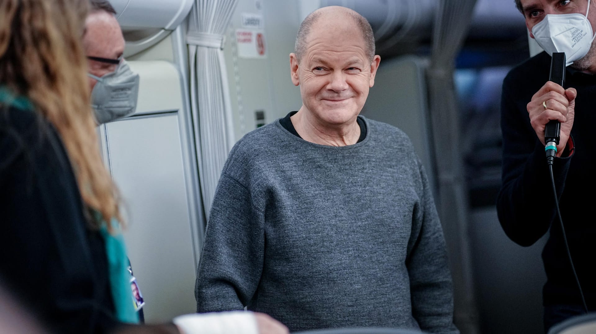 Olaf Scholz im grauen Pulli: Eine Umfrage zeigt, wie die Deutschen über das Outfit denken.