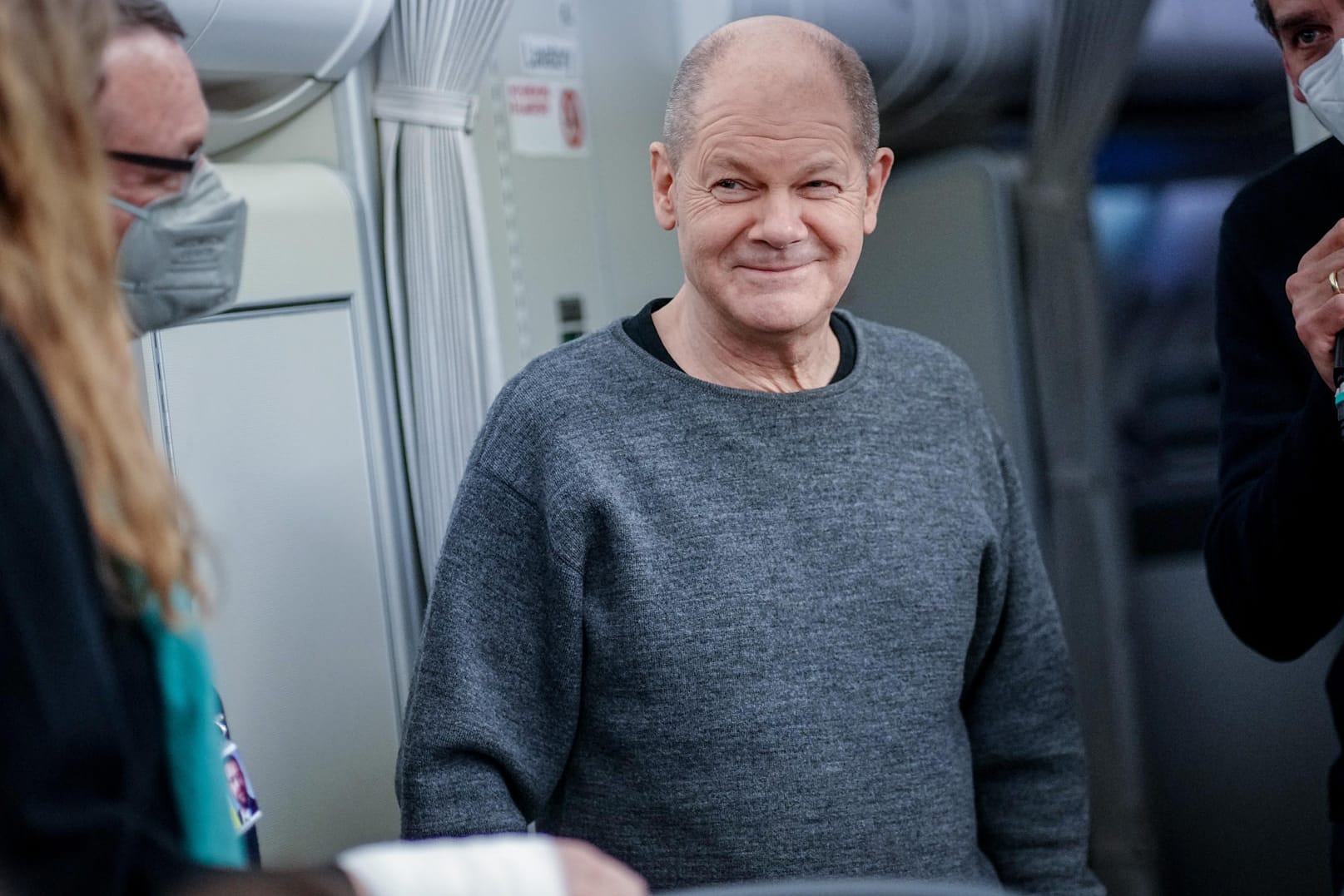 Olaf Scholz im grauen Pulli: Eine Umfrage zeigt, wie die Deutschen über das Outfit denken.