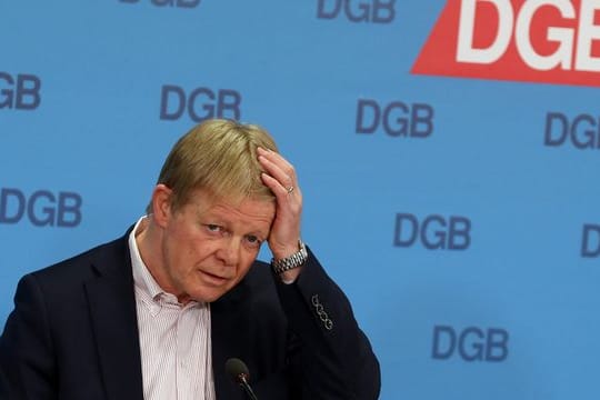 Reiner Hoffmann, Vorsitzender des DGB, nimmt an der digitalen DGB-Jahrespressekonferenz teil und beantwortet Fragen von Journalisten.