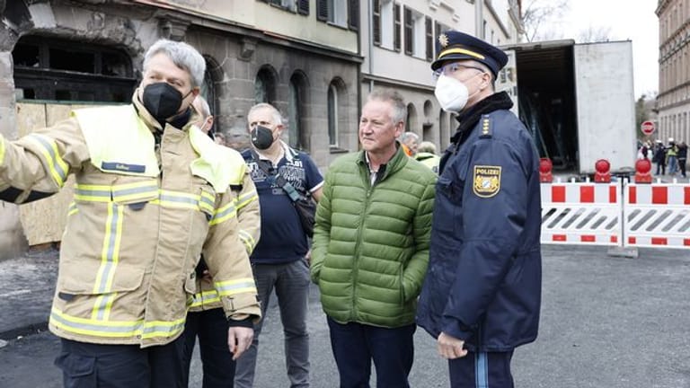 Oberbürgermeister Thomas Jung (SPD) besichtigt die Unglückstelle: Der Lkw rammte auf einer Strecke von 500 Metern Dutzende Autos.
