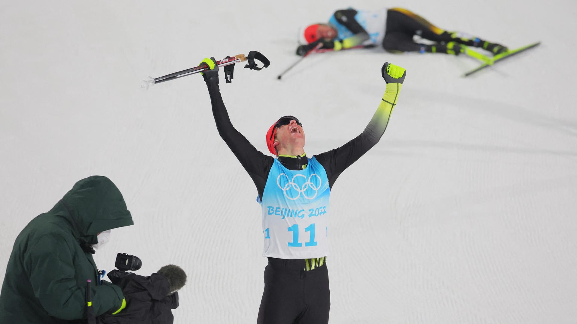 Die Hände zum Himmel: Kombinierer Vinzenz Geiger jubelt nach seinem Gold-Rennen.