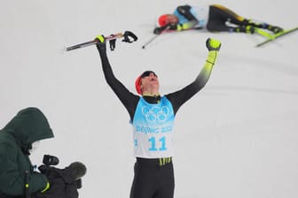 Die Hände zum Himmel: Kombinierer Vinzenz Geiger jubelt nach seinem Gold-Rennen.