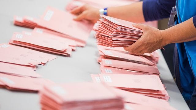 Fast viereinhalb Jahre nach der Bundestagswahl 2017 äußert sich das Bundesverfassungsgericht in Karlsruhe zu einem möglichen Wahlfehler. Fast viereinhalb Jahre nach der Bundestagswahl 2017 äußert sich das Bundesverfassungsgericht in Karlsruhe zu einem möglichen Wahlfehler.