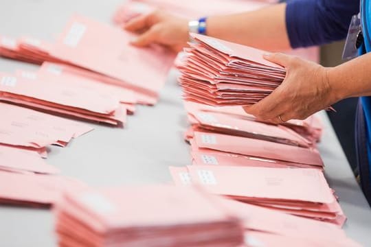 Fast viereinhalb Jahre nach der Bundestagswahl 2017 äußert sich das Bundesverfassungsgericht in Karlsruhe zu einem möglichen Wahlfehler.