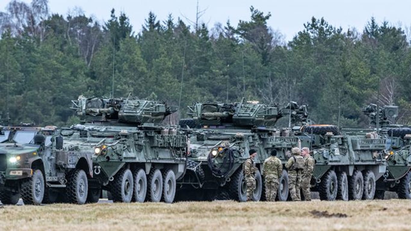 Stryker-Radpanzer der US-Army stehen auf dem Gelände des Truppenübungsplatzes Grafenwöhr: Die USA liefern 90 Fahrzeuge an die Ukraine.