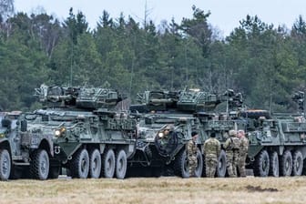 Stryker-Radpanzer der US-Army stehen auf dem Gelände des Truppenübungsplatzes Grafenwöhr: Die USA liefern 90 Fahrzeuge an die Ukraine.