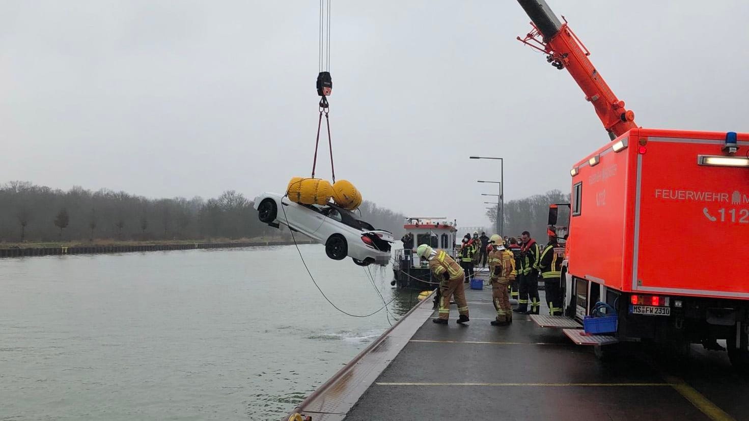 Der Pkw: In Lüdinghausen ist ein Mann mit seinem Fahrzeug in den Kanal gefahren.