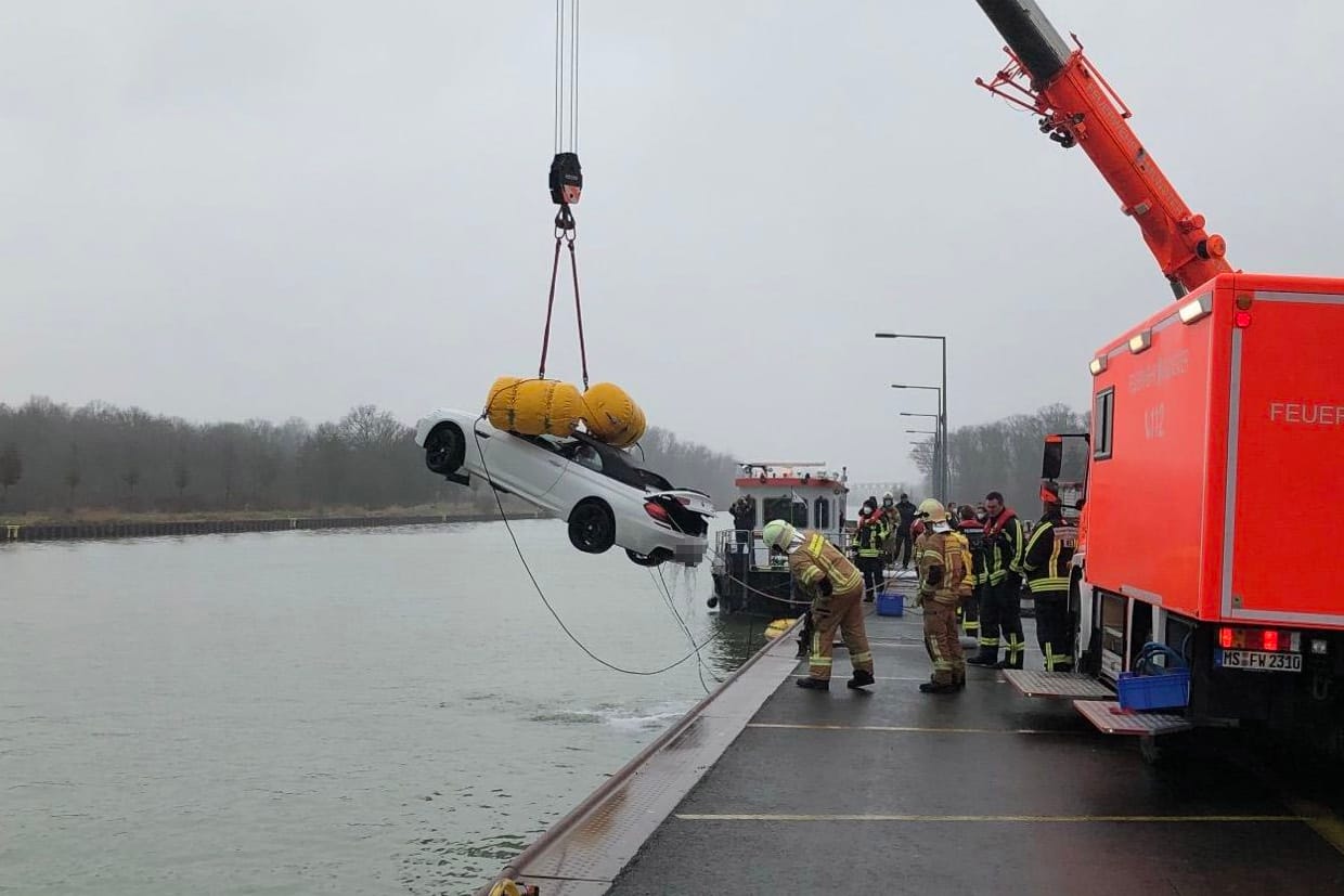 Der Pkw: In Lüdinghausen ist ein Mann mit seinem Fahrzeug in den Kanal gefahren.