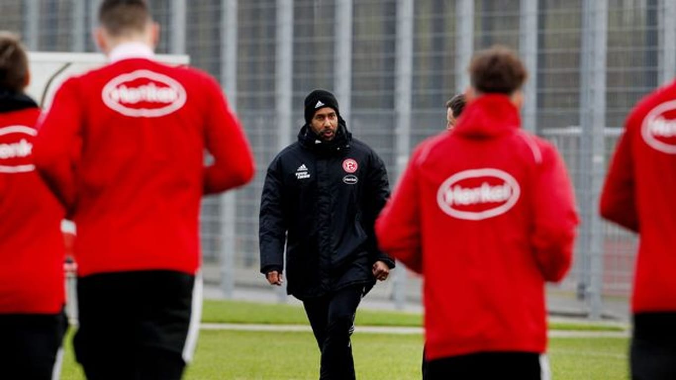 Der neue Düsseldorfer Cheftrainer Daniel Thioune (M) leitet sein erstes Training.
