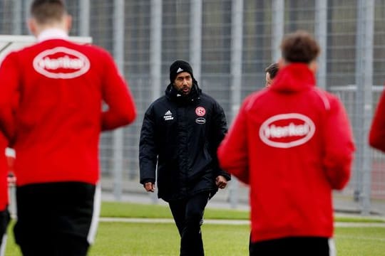 Der neue Düsseldorfer Cheftrainer Daniel Thioune (M) leitet sein erstes Training.