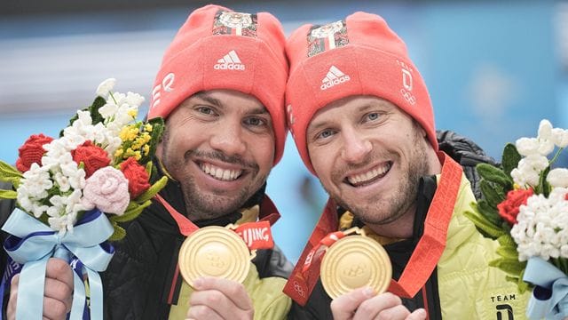 Tobias Wendl (l) und Tobias Arlt präsentieren freudestrahlend ihre Goldmedaillen.