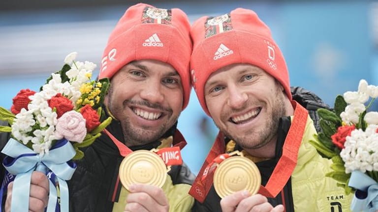 Tobias Wendl (l) und Tobias Arlt präsentieren freudestrahlend ihre Goldmedaillen.
