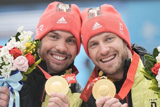 Tobias Wendl (l) und Tobias Arlt präsentieren freudestrahlend ihre Goldmedaillen.