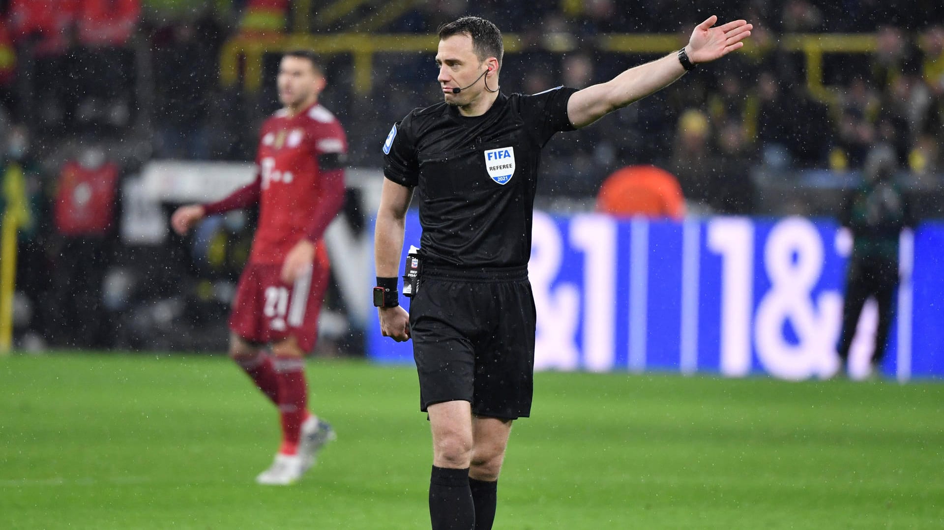 Felix Zwayer pfiff sein letztes Bundesligaspiel am 4. Dezember 2021. Nun steht er vor seiner Rückkehr. Felix Zwayer pfiff sein letztes Bundesligaspiel am 4. Dezember 2021. Nun steht er vor seiner Rückkehr.