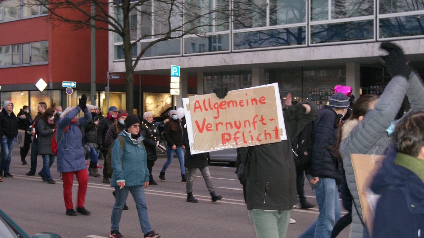 Impfgegner-Demo in Frankfurt: Das Land Hessen zählte im letzten Jahr 1465 coronakritische Veranstaltungen.