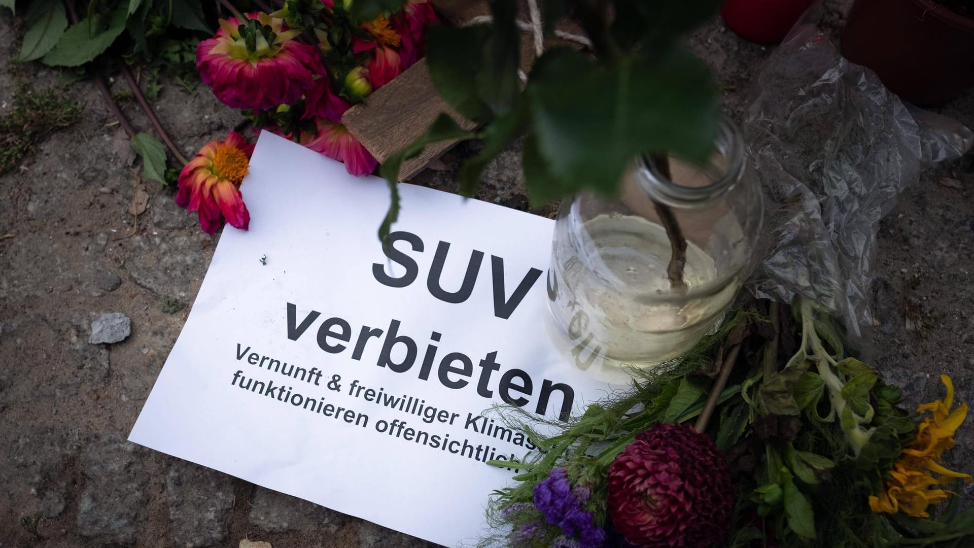 Bild von der Mahnwache nach dem SUV-Unfall mit vier Toten (Archivbild): Im Prozess um den SUV-Fahrer wurde von der Verteidigung der Freispruch gefordert.che an die vier b Bild von der Mahnwache nach dem SUV-Unfall mit vier Toten (Archivbild): Im Prozess um den SUV-Fahrer wurde von der Verteidigung der Freispruch gefordert.che an die vier b