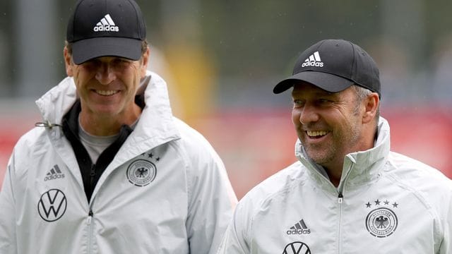 Werden die DFB-Frauen zum Vier-Nationen-Turnier in England verabschieden: DFB-Oliver Bierhoff (l) und Bundestrainer Hansi Flick.