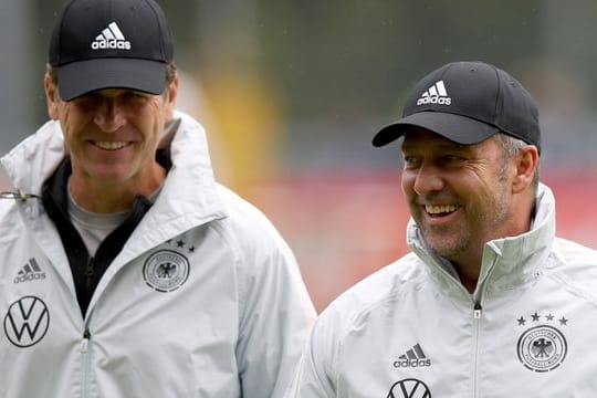 Werden die DFB-Frauen zum Vier-Nationen-Turnier in England verabschieden: DFB-Oliver Bierhoff (l) und Bundestrainer Hansi Flick.