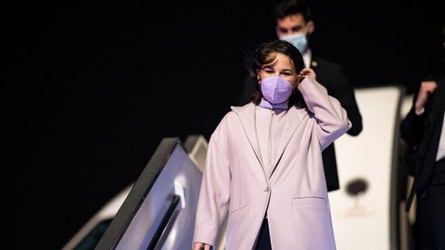 Gelandet in Tel Aviv: Annalena Baerbock steigt aus dem Regierungsflugzeug A319. Gelandet in Tel Aviv: Annalena Baerbock steigt aus dem Regierungsflugzeug A319.