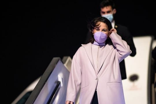 Gelandet in Tel Aviv: Annalena Baerbock steigt aus dem Regierungsflugzeug A319.