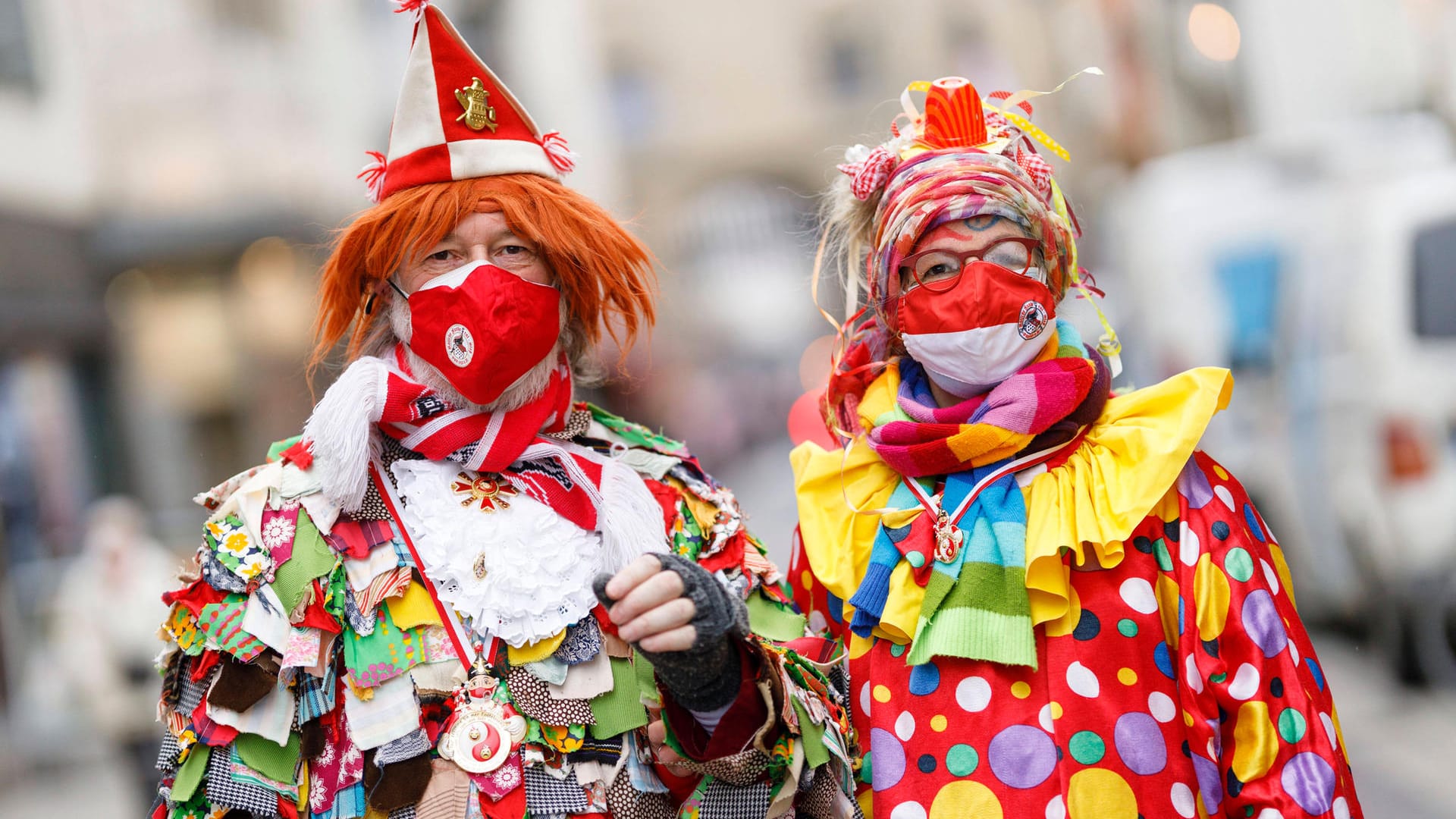 Zwei verkleidete Kölner am Karneval (Archivbild): Während der Karnevalstage gilt in Köln die 2G-plus-Regel. Zwei verkleidete Kölner am Karneval (Archivbild): Während der Karnevalstage gilt in Köln die 2G-plus-Regel.
