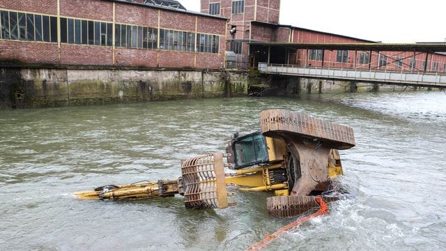 Bagger in der Volme bei Hagen