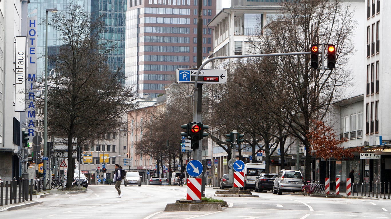 Straße in Frankfurt am Main (Symbolbild): Das Land Hessen überwacht die Einhaltung der Grenzwerte für Stickstoffdioxid an mehr als 70 Messstellen.