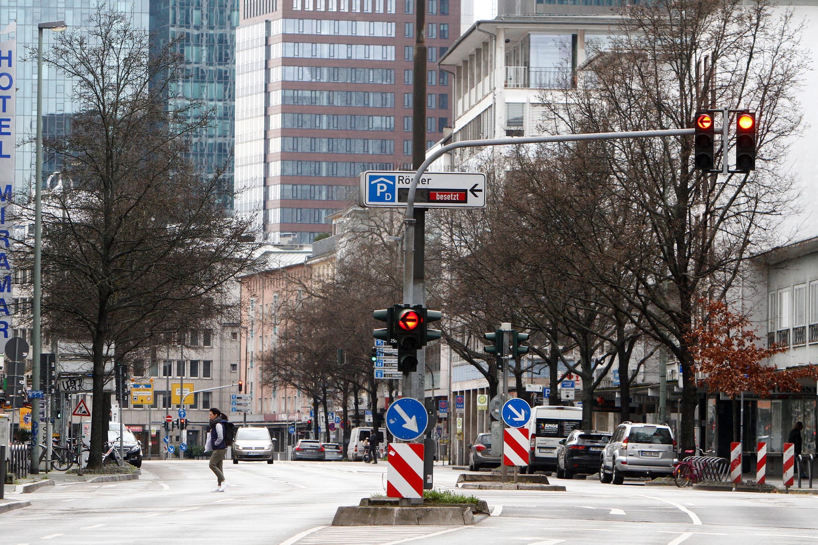 Straße in Frankfurt am Main (Symbolbild): Das Land Hessen überwacht die Einhaltung der Grenzwerte für Stickstoffdioxid an mehr als 70 Messstellen.