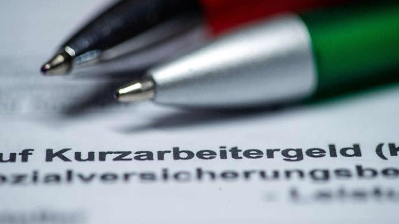Die Betriebe in Deutschland sollen noch bis Ende Juni unter erleichterten Bedingungen Kurzarbeit beantragen können.