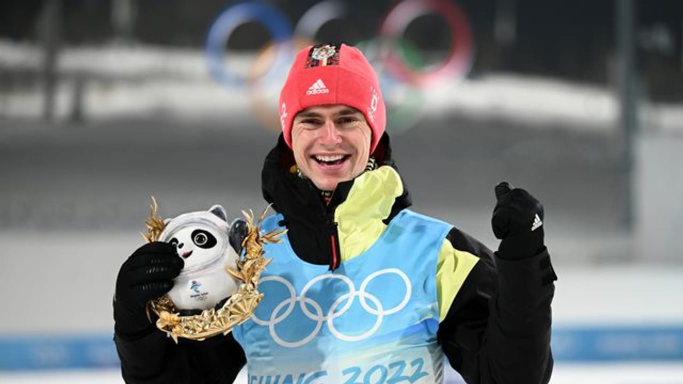 Olympiasieger Vinzenz Geiger hat chaotische Tage in China hinter sich.