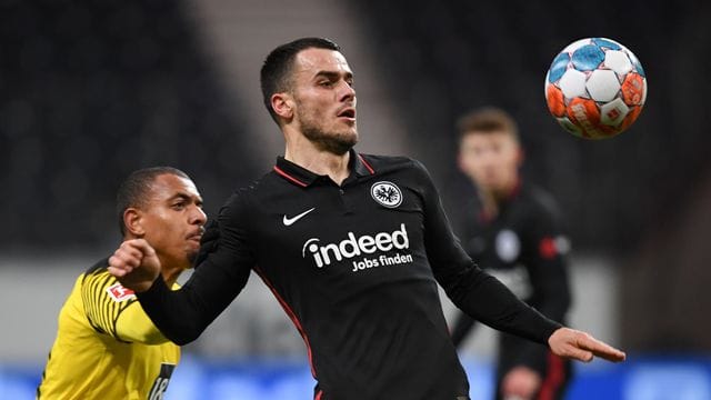 Konnte wieder ins Training einsteigen: Frankfurts Filip Kostic (r).