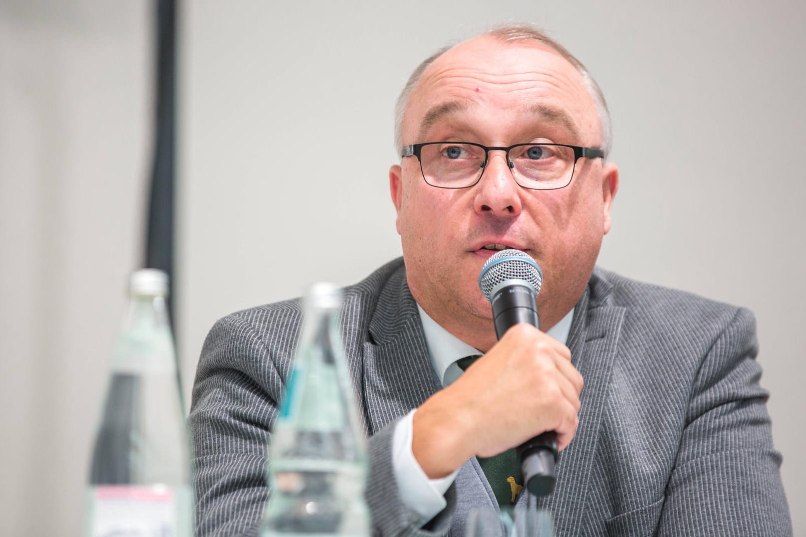 Jens Maier: Gegen die Pläne des AfD-Politiker wieder als Richter zu arbeiten, regt sich erheblicher Widerstand.