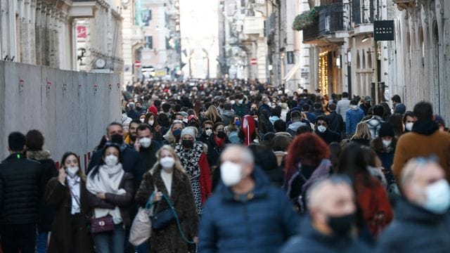 Menschenmenge in Rom in einer Einkaufstraße: Ab Freitag müssen die Menschen in weiten Teilen des Landes draußen keine Masken mehr tragen, wenn sie den Mindestabstand einhalten können.