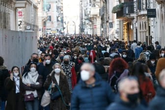 Menschenmenge in Rom in einer Einkaufstraße: Ab Freitag müssen die Menschen in weiten Teilen des Landes draußen keine Masken mehr tragen, wenn sie den Mindestabstand einhalten können.