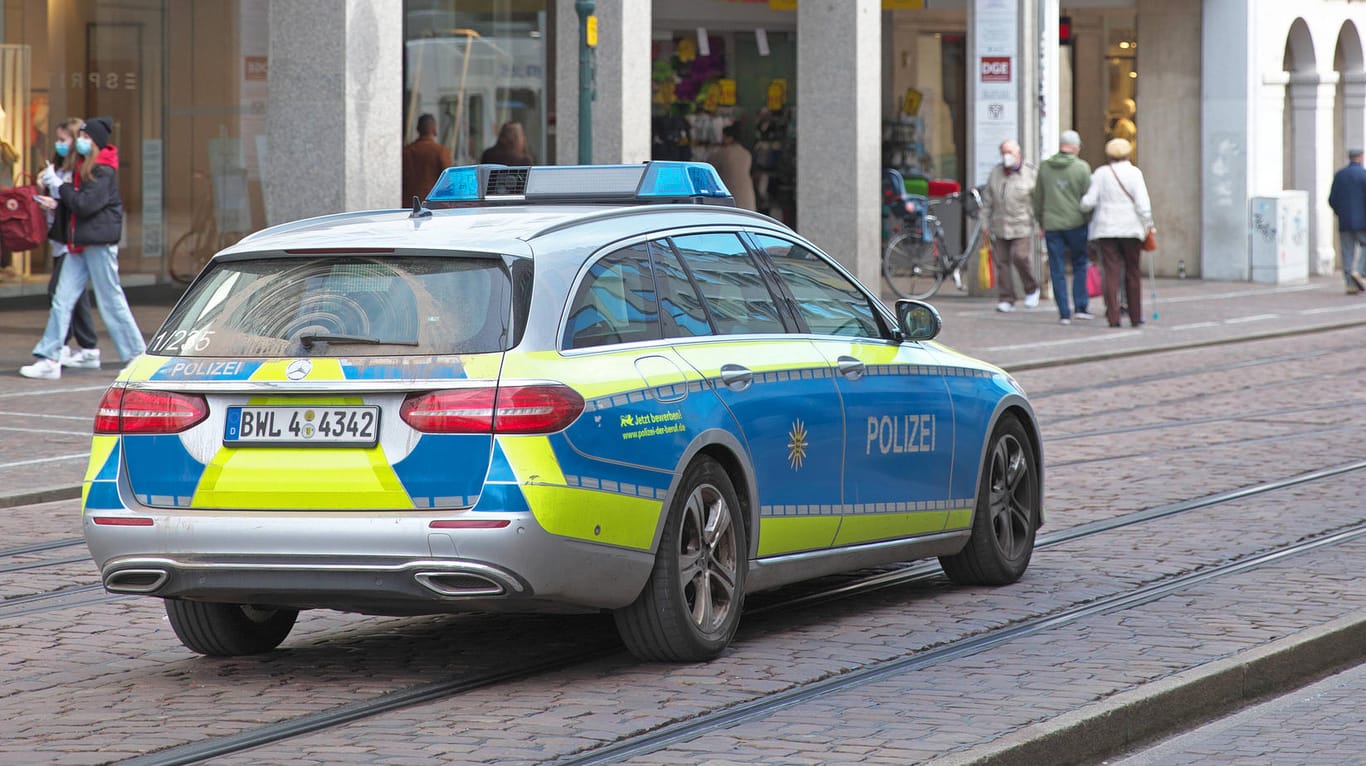 Ein Streifenwagen der Polizei Baden-Württemberg auf Einsatzfahrt (Archivbild): Die Beamten verwiesen den Angreifer der Teststation.