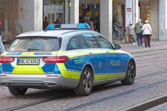 Ein Streifenwagen der Polizei Baden-Württemberg auf Einsatzfahrt (Archivbild): Die Beamten verwiesen den Angreifer der Teststation.