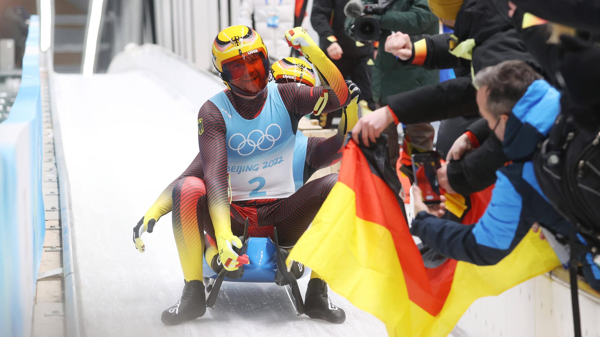 Dank der Rodler Tobias Wendl, Tobias Arlt (Foto) Johannes Ludwig und Nathalie Geisenberger beendeet Deutschland den Donnerstag (10.2.) als Spitzenreiter des Medaillenspiegels.