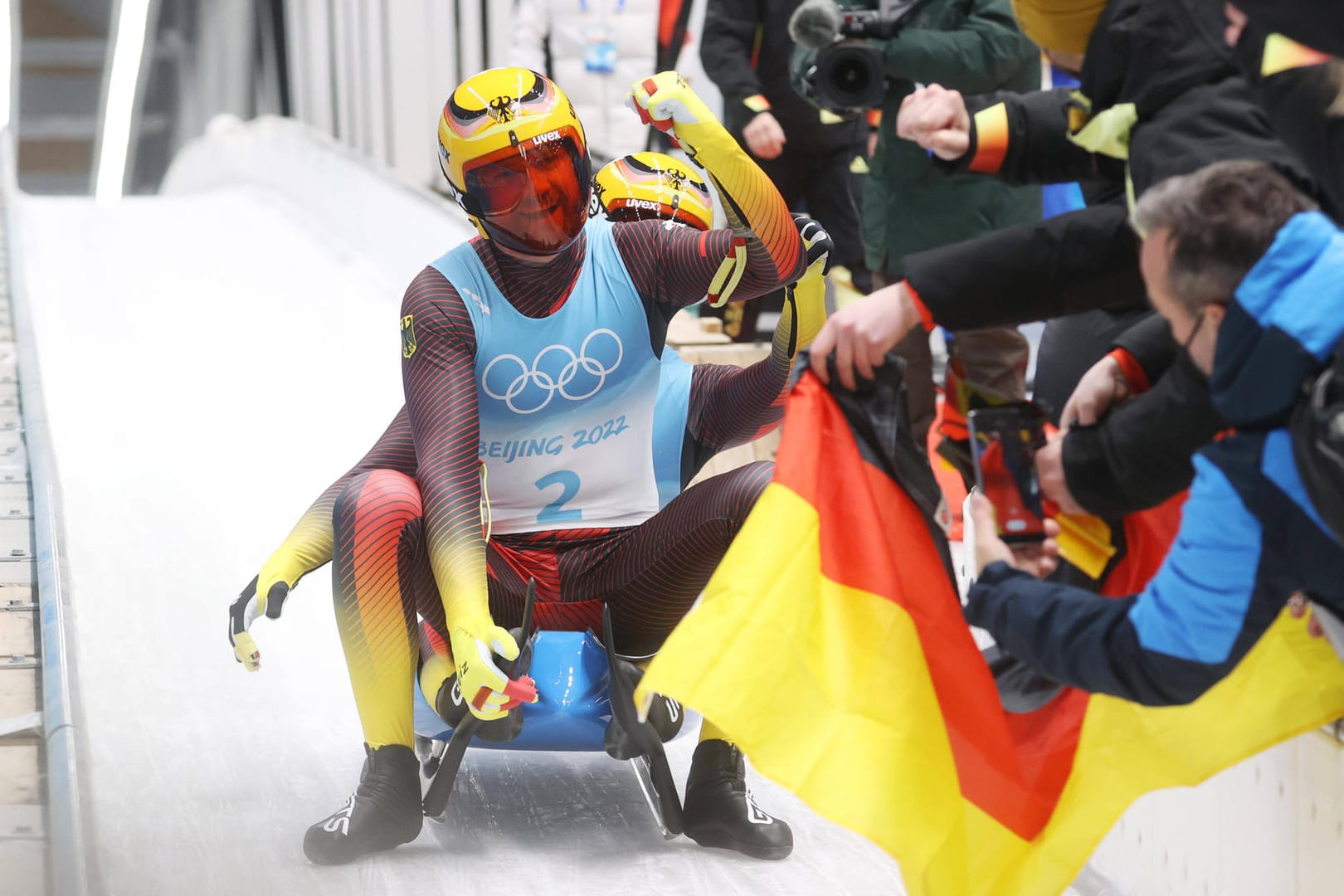 Dank der Rodler Tobias Wendl, Tobias Arlt (Foto) Johannes Ludwig und Nathalie Geisenberger beendeet Deutschland den Donnerstag (10.2.) als Spitzenreiter des Medaillenspiegels.