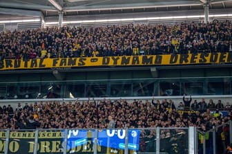 Die Fans von Dynamo Dresden griffen nach DFB-Angaben beim Spiel gegen Schalke 04 im vergangenen Oktober Ordner an.