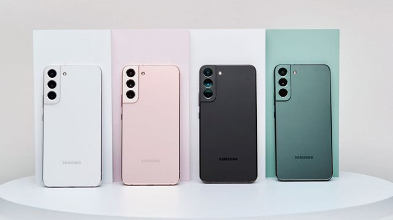 Vier Versionen für Freunde von dezenten Farben: Das Samsung Galaxy S22 gibt es in einem Weißton, blassem Rosa, Schwarz und Grün - online gibt es noch weitere Farbvarianten.