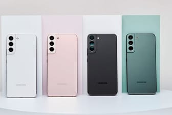 Vier Versionen für Freunde von dezenten Farben: Das Samsung Galaxy S22 gibt es in einem Weißton, blassem Rosa, Schwarz und Grün - online gibt es noch weitere Farbvarianten.