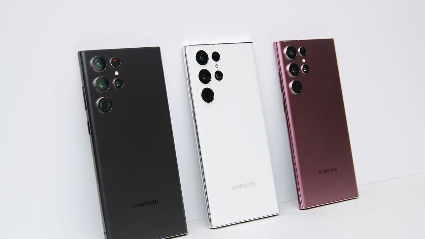 6,8 Zoll großes Display und viele Kameras: Das Samsung Galaxy S22 Ultra unterscheidet sich stark von den übrigen S22-Modellen.