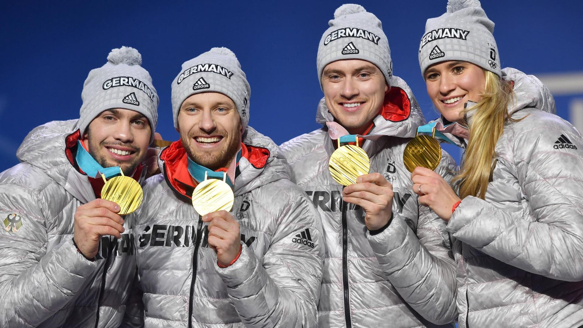 Das Quartett um Tobias Wendl, Tobias Arlt, Johannes Ludwig und Natalie Geisenberger (v.l.n.r.) will wie schon 2018 auch in diesem Jahr die Goldmedaille erobern.