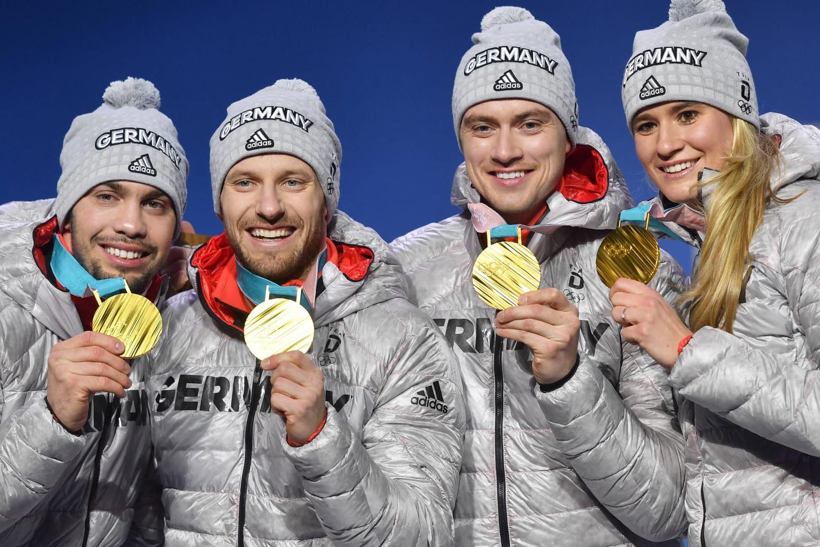 Das Quartett um Tobias Wendl, Tobias Arlt, Johannes Ludwig und Natalie Geisenberger (v.l.n.r.) will wie schon 2018 auch in diesem Jahr die Goldmedaille erobern.