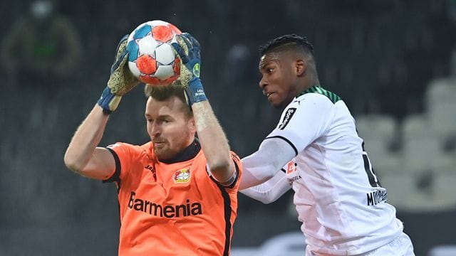 Leverkusens Torwart Lukas Hradecky darf die Quarantäne verlassen. Leverkusens Torwart Lukas Hradecky darf die Quarantäne verlassen.