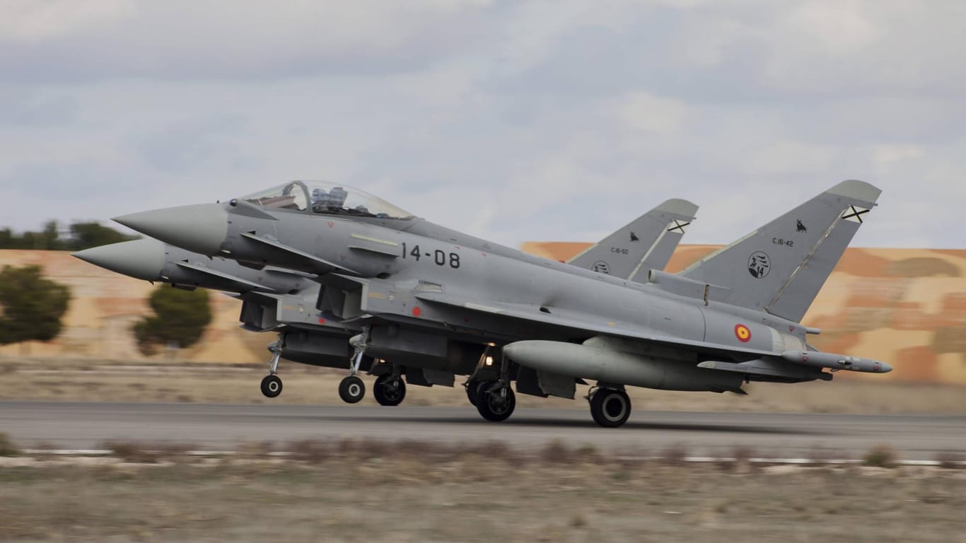 Spanische Kampfjets (Archivbild): Spanien soll mehrere Eurofighter-Jets nach Bulgarien schicken.