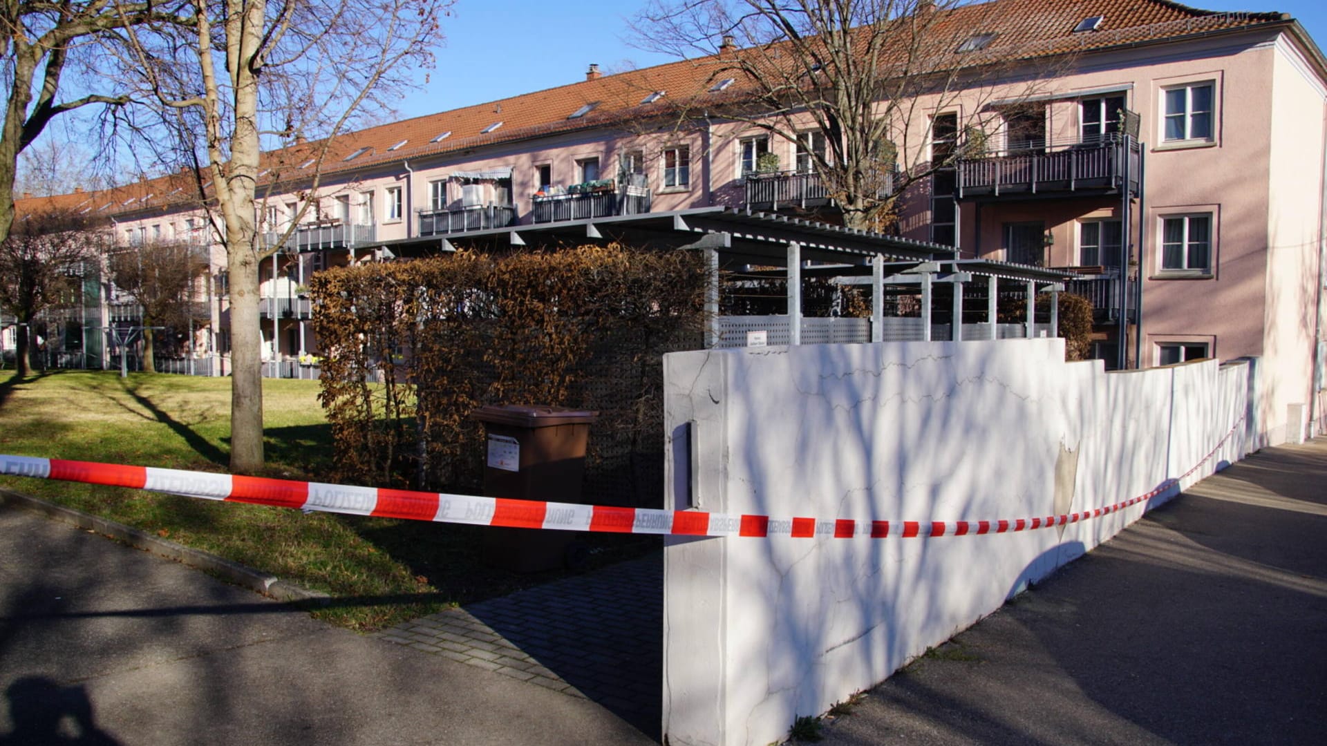 Der Hinterhof ist von der Polizei abgesperrt: Zunächst war die Lage unklar gewesen. Der Hinterhof ist von der Polizei abgesperrt: Zunächst war die Lage unklar gewesen.