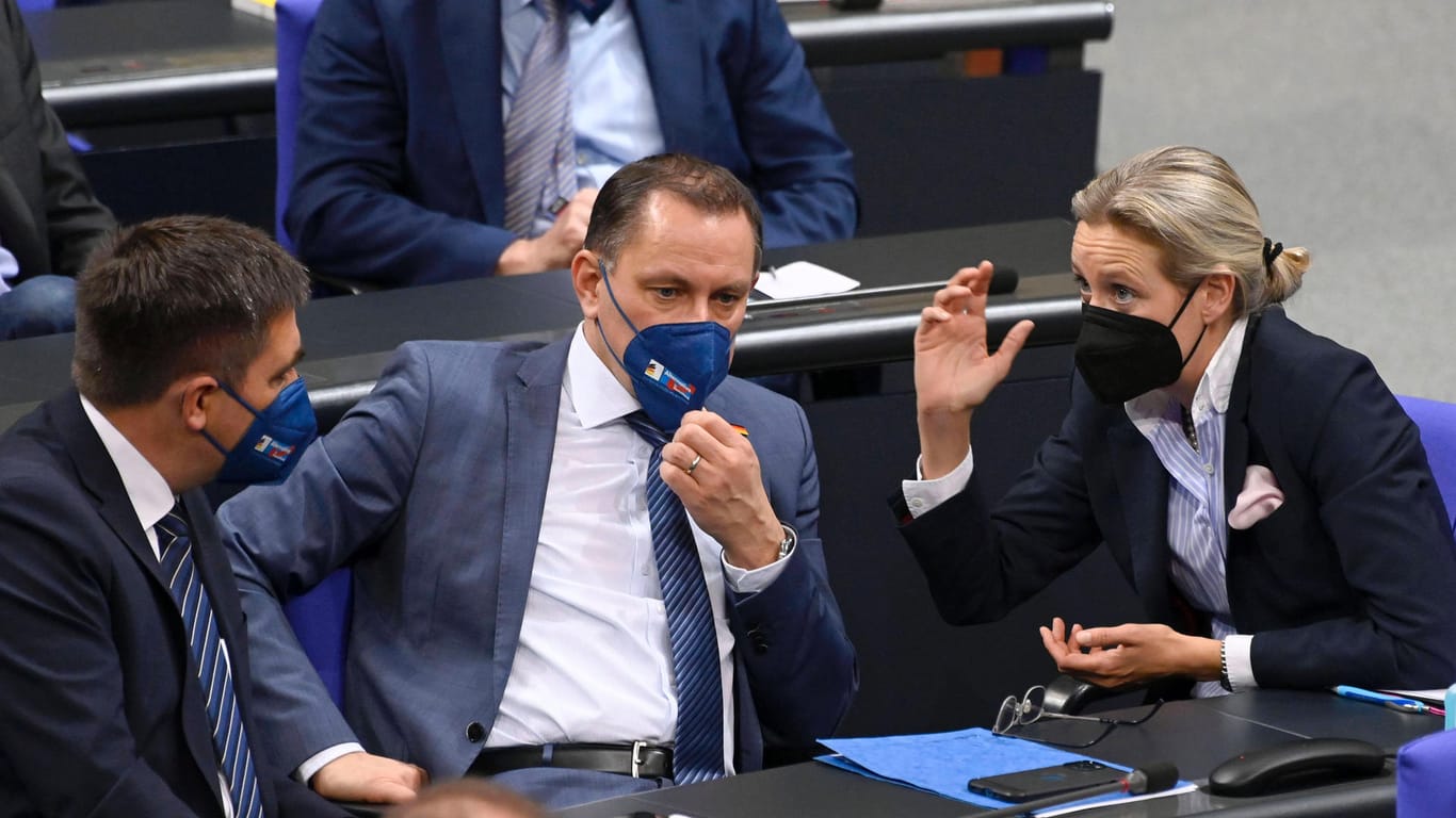 Stehen unter Druck:Die AfD-Spitzen Alice Weidel und Tino Chrupalla (Mitte).
