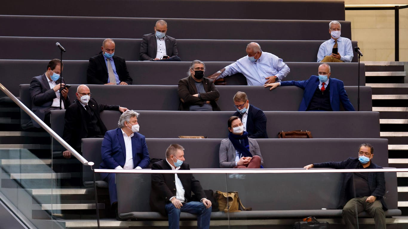 Tribüne im Bundestag: Weil sie sich der 2G-plus-Regel verweigern, muss ein Teil der AfD-Fraktion auf den Besucherrängen Platz nehmen.